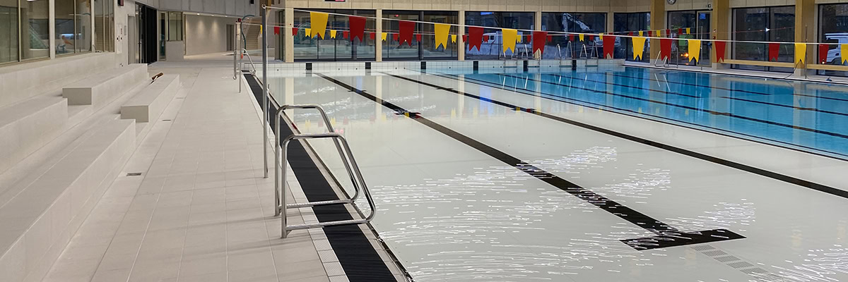 Escalera y suelo integrados con válvula en Piscina lokeren (Bélgica)