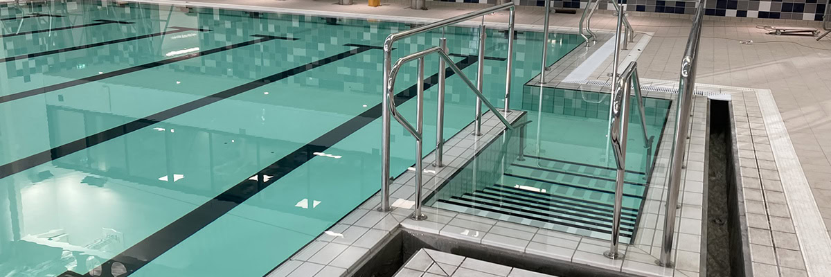 Fondo de piscina móvil con válvula y peldaños integrados en Templemore (Irlanda)