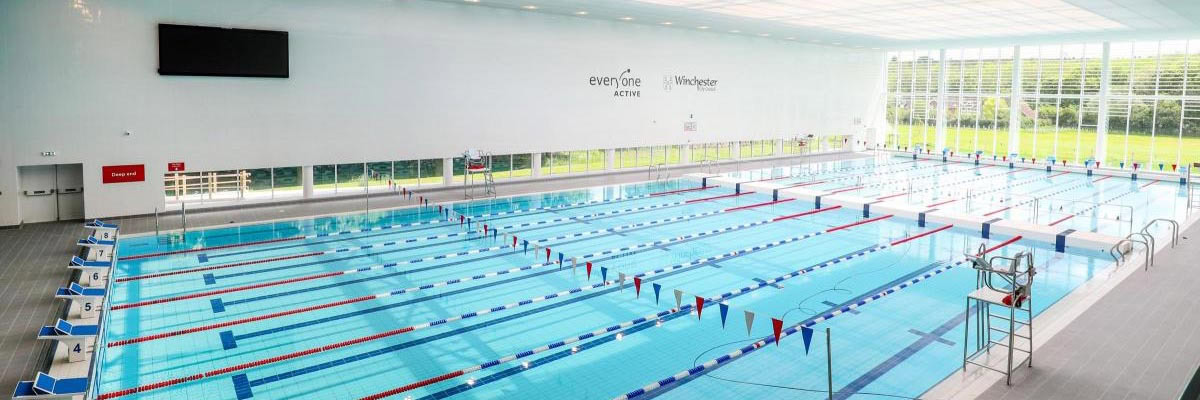 Dos suelos móviles, un muro de contención vertical y un andén para minusválidos en winchester (inglaterra)