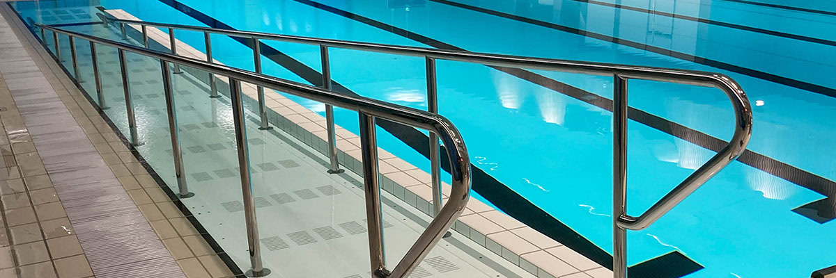 Rampa, suelo móvil, pared plegable y piscina de 2 temperaturas en Aukra (Noruega)